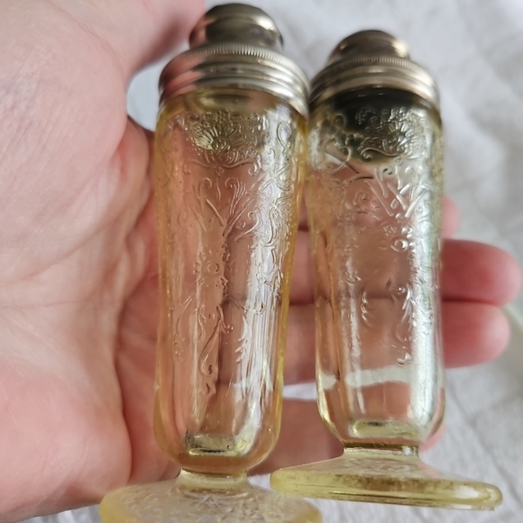 Florentine #2  Topaz Yellow Depression Glass Salt and Pepper Shaker Set Vintage - Picture 8 of 8